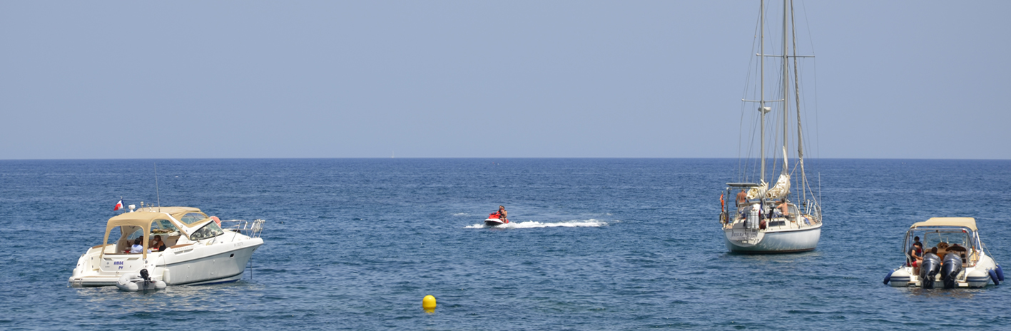 Bateau au mouillage dans le PNM du Golfe du Lion | Crédit : Alix Goimard / Agence française pour la biodiversité