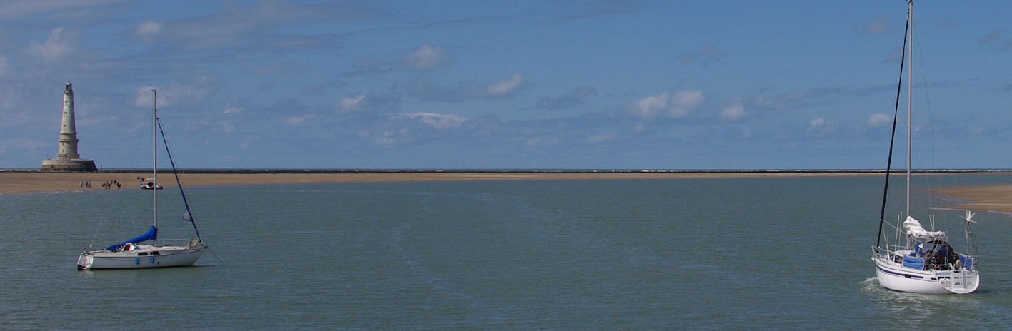 Bateaux de plaisance aux abords du phare de Cordouan dans le Parc naturel marin de l'estuaire de la Gironde et de la mer des Pertuis