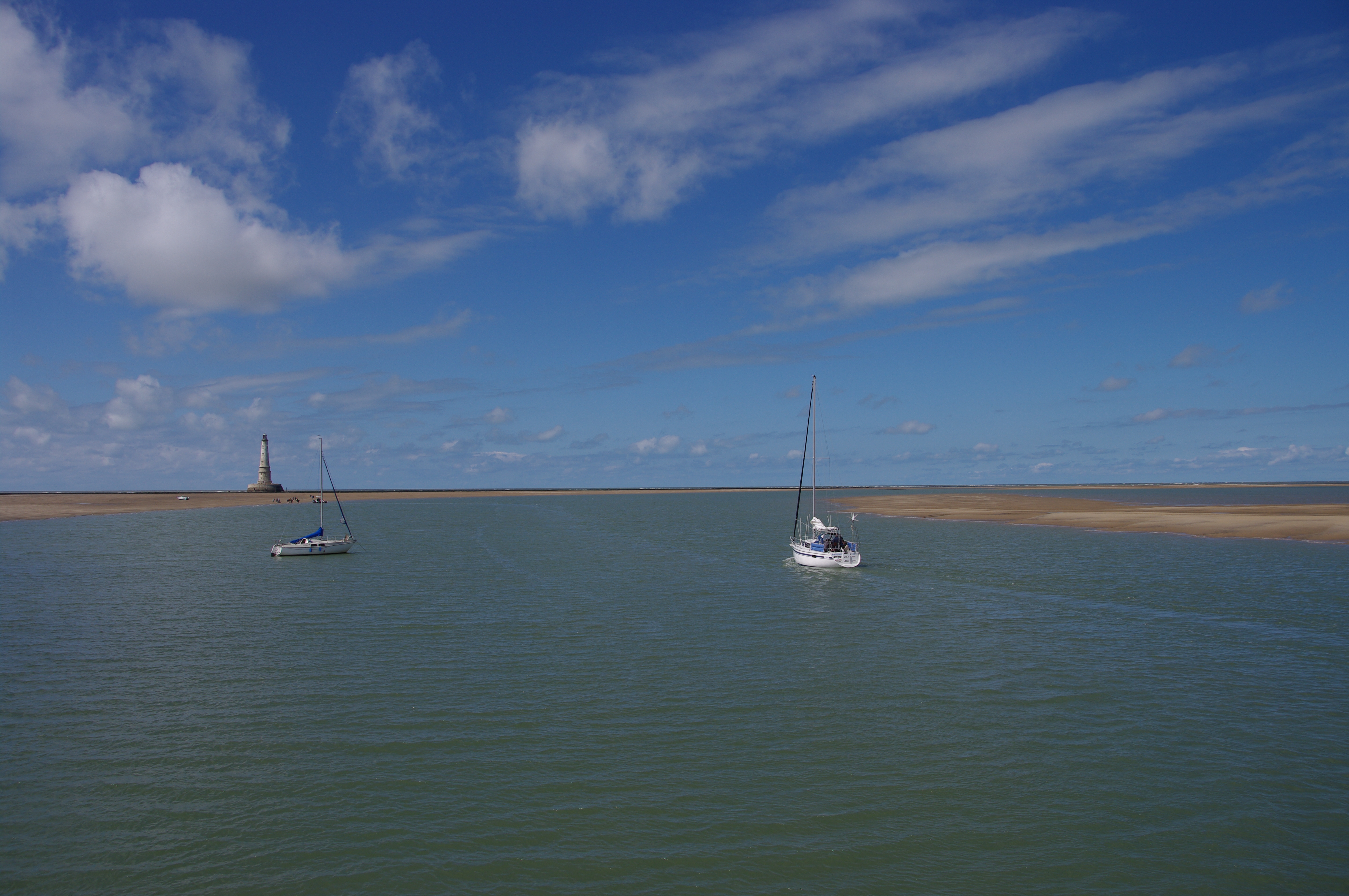 Bateaux de plaisance aux abords du phare de Cordouan dans le Parc naturel marin de l'estuaire de la Gironde et de la mer des Pertuis | Crédit : François Colas / Office français de la biodiversité (carré)