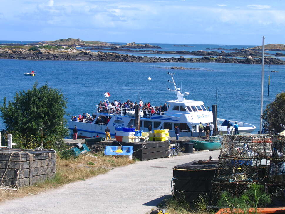 Embarquement de passagers à bord de la navette Chausey-Granville