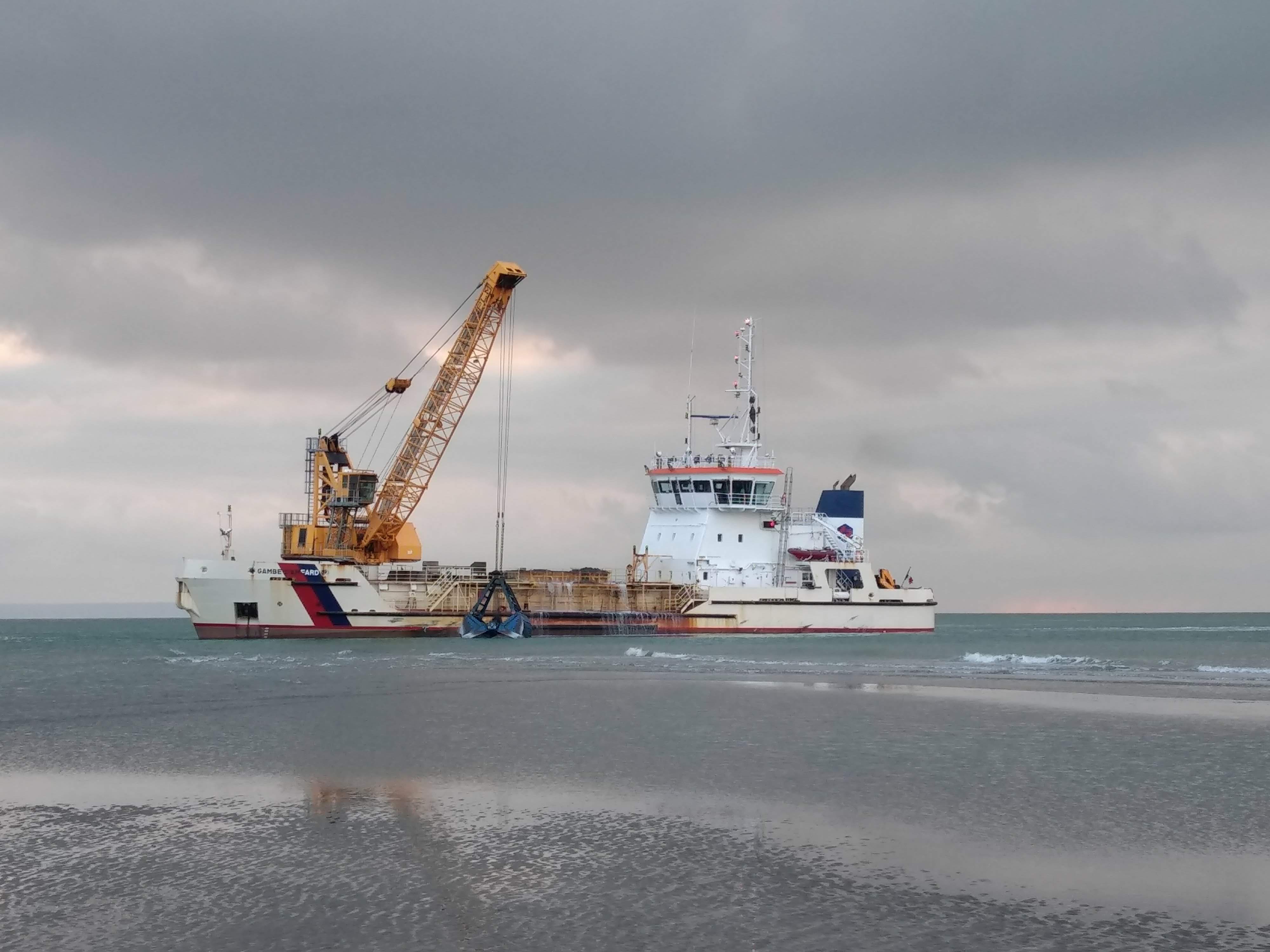 Une drague en activité à la sortie du port du Havre.