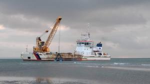 Une drague en activité à la sortie du port du Havre.