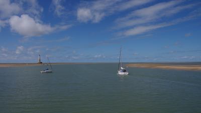 Bateaux de plaisance aux abords du phare de Cordouan dans le Parc naturel marin de l'estuaire de la Gironde et de la mer des Pertuis | Crédit : François Colas / Office français de la biodiversité (carré)