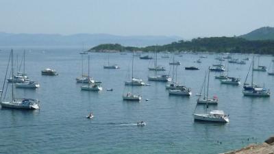 Bateau au mouillage dans le Parc national de Port-Cros | Crédit : Parc national de Port-Cros / Christel Gérardin